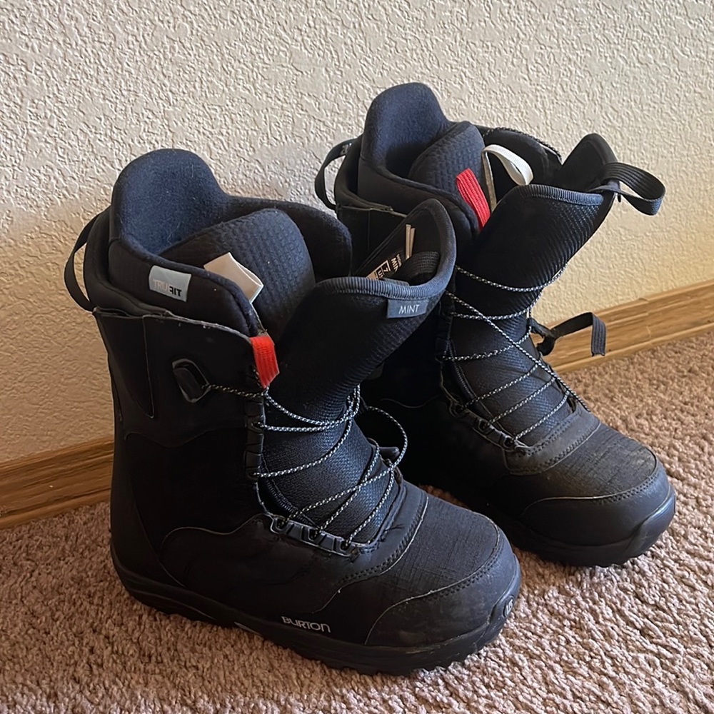 Burton Women’s Mint snowboarding boots. Size 7.